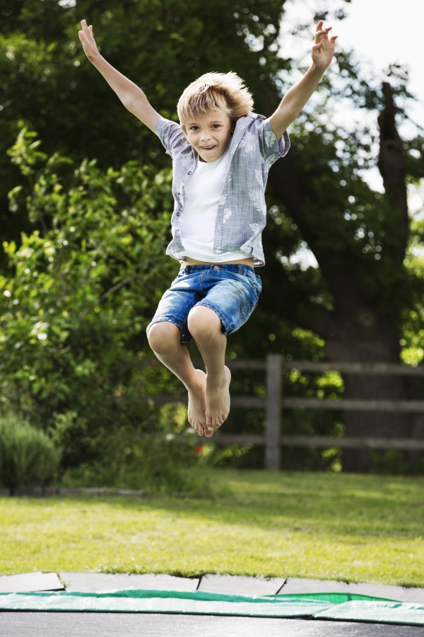 Junge springt Trampolin vor den Hausaufgaben