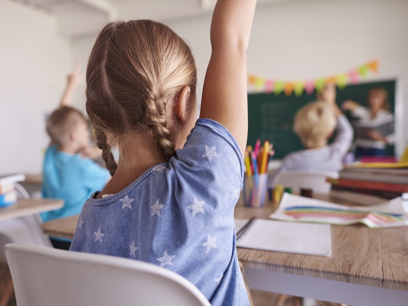 Kindergartenkind meldet sich im Vorschulunterricht